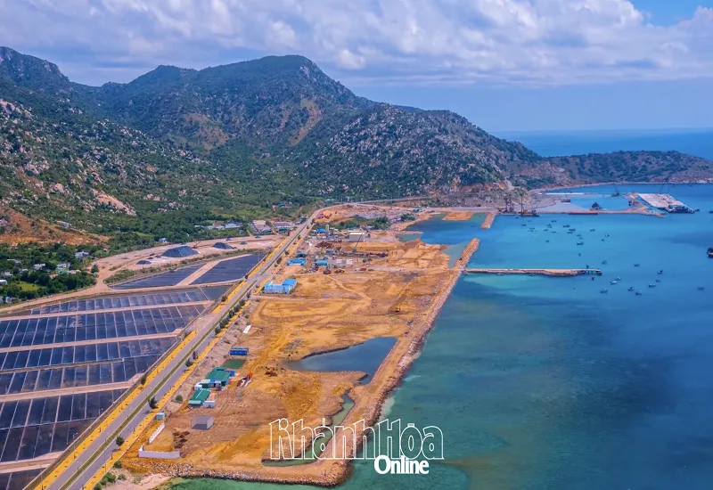 Tổ hợp công nghiệp và năng lượng Cà Ná chuyển mình